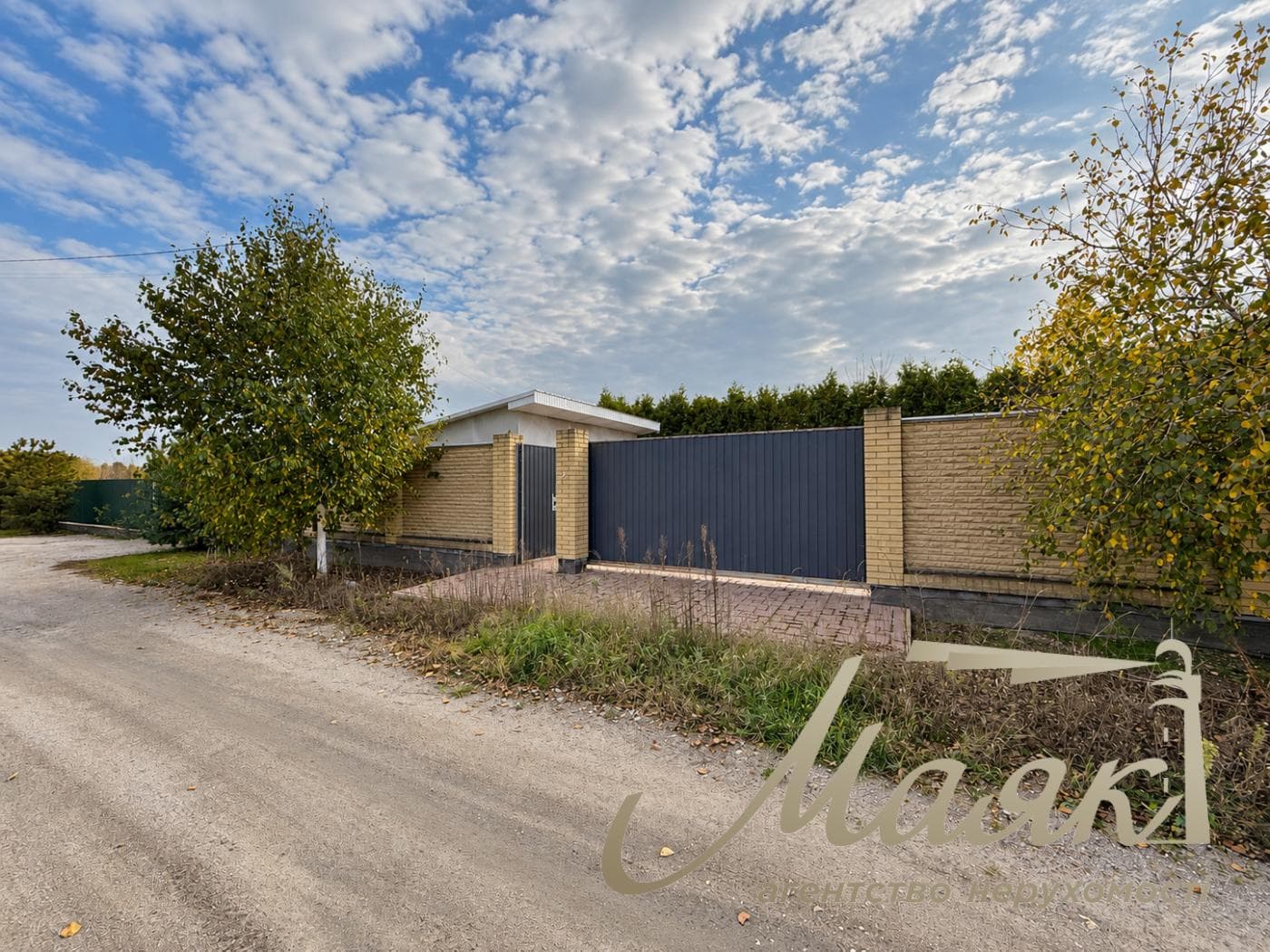 3-story house for sale, 325 m², village of Plyuty