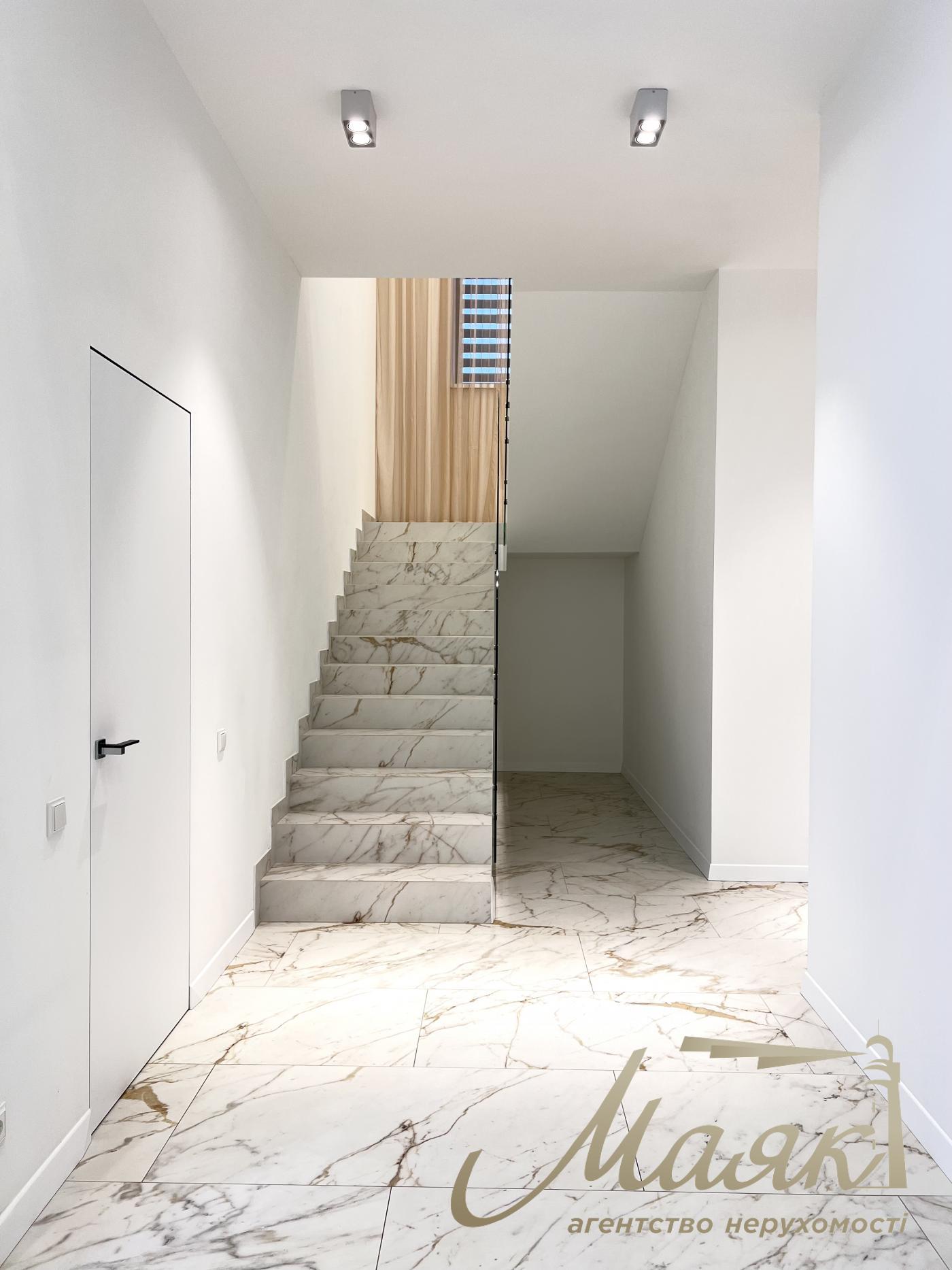 Оренда заміського будинку на Осокорках у котеджному містечку "Блакитна Лагуна"