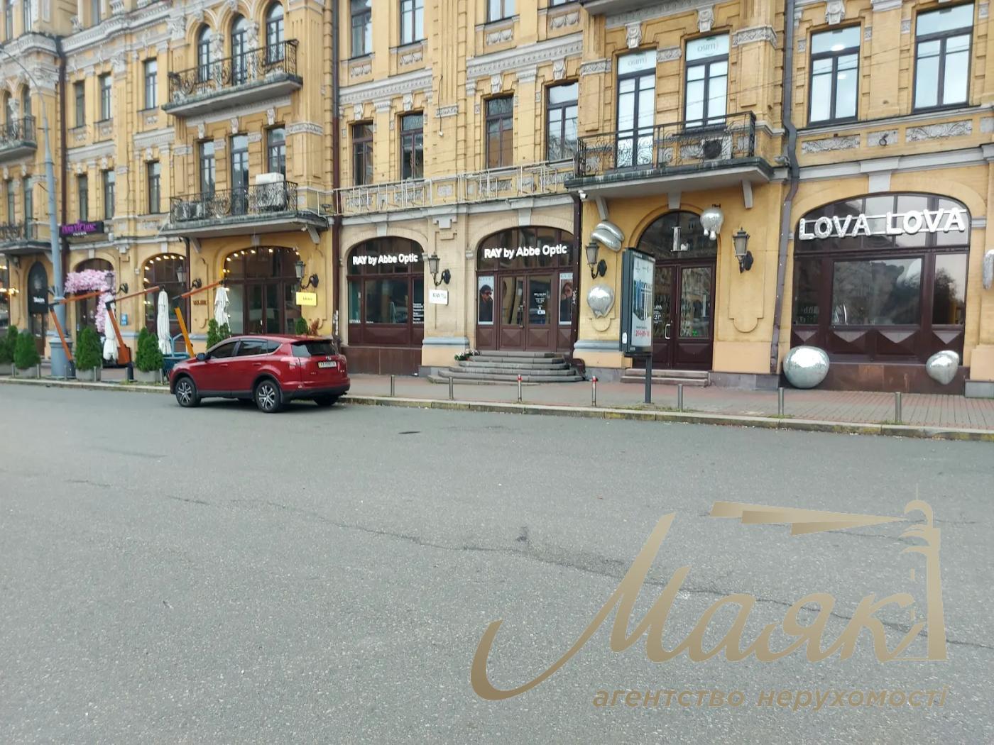 Оренда фасадного комерційного приміщення на Бессарасбкой площі, Центр.