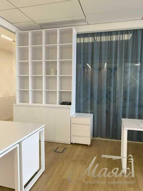 Оренда офісу площею 250 м² / Бізнес-центр «Самміт»