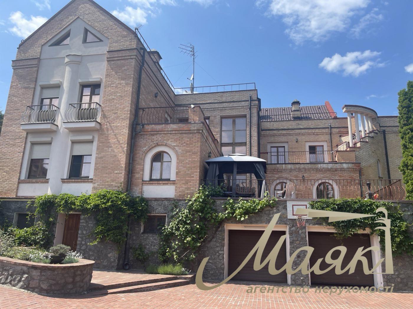 Продажа дома 800кв.м возле  Площади Шевченка