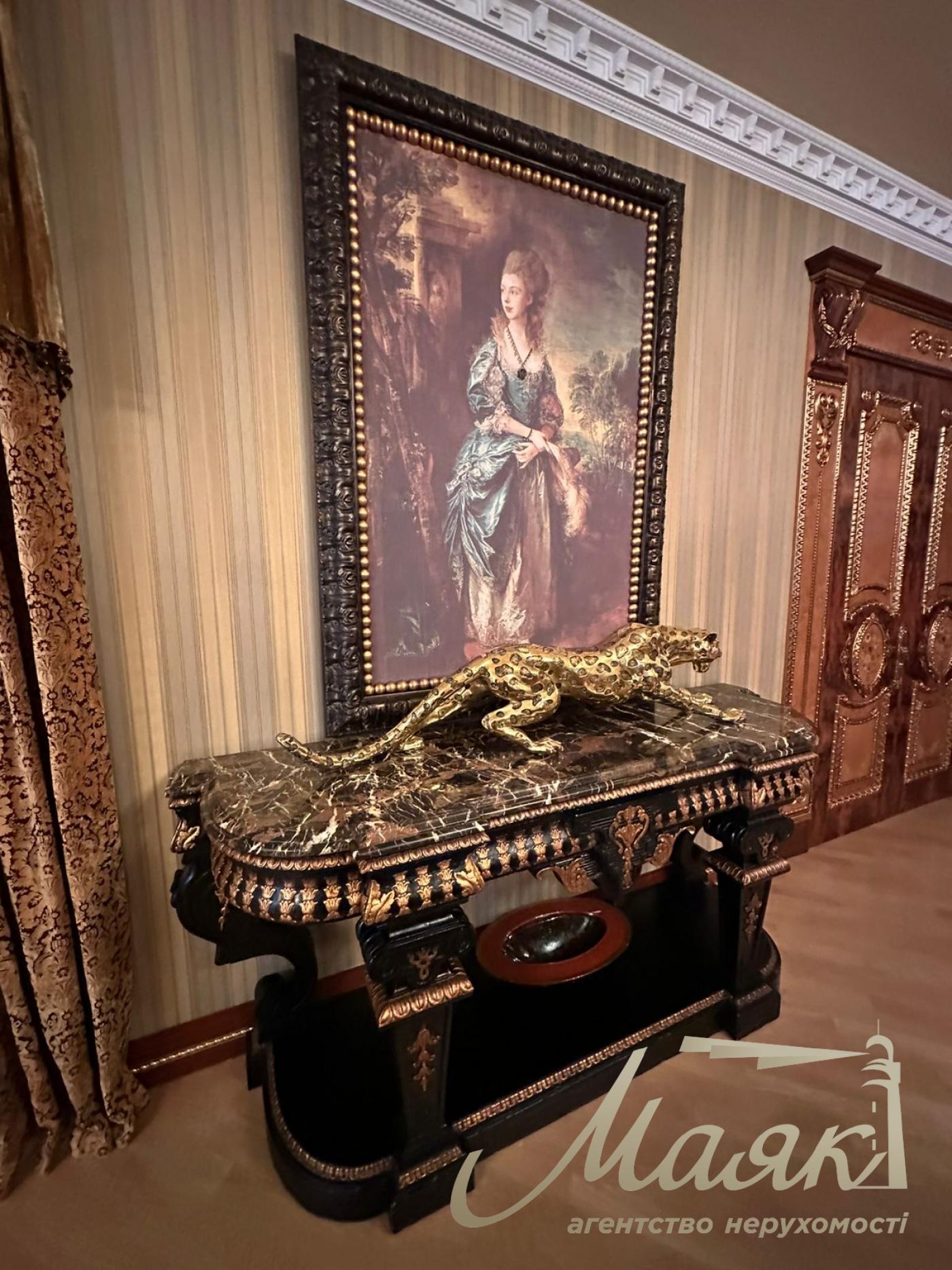 We offer for sale a luxurious house in Petropavlovska Borschagovka, Kiev, just 3 minutes from the city.