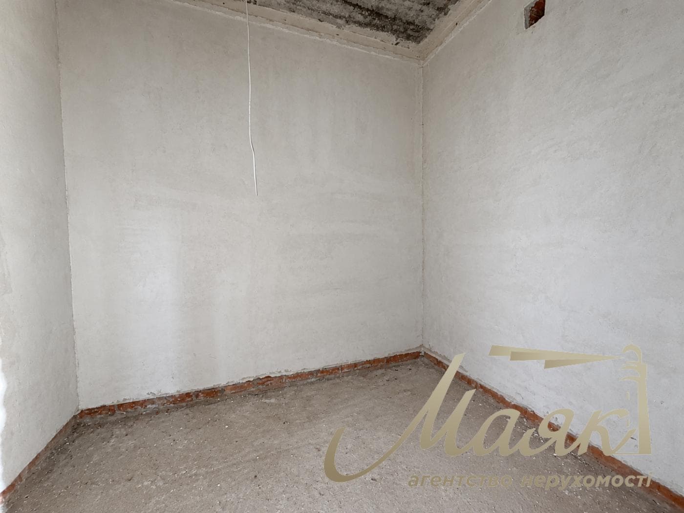 3-story house for sale, 325 m², village of Plyuty