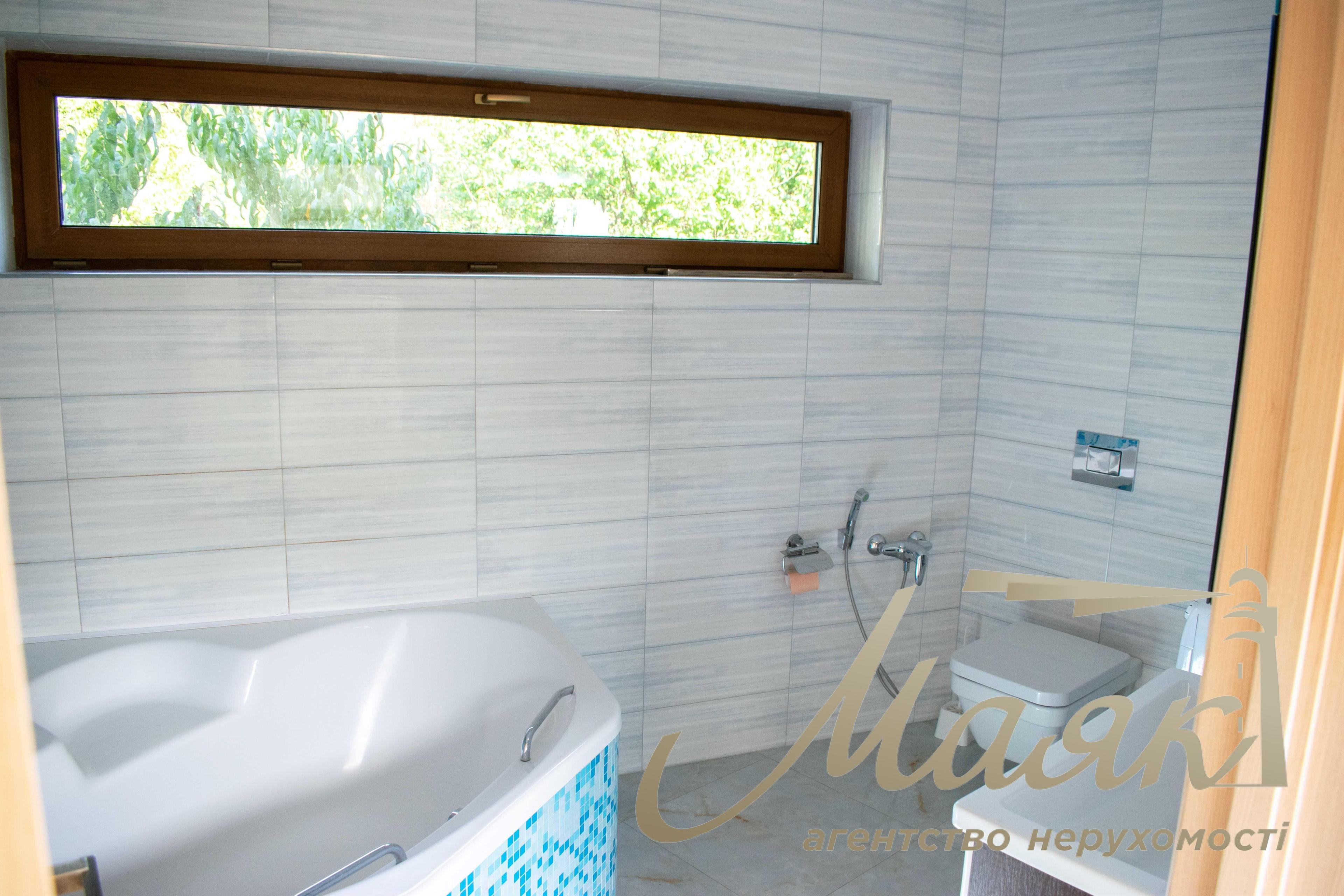 Оренда дизайнерського будинку 120 м² з доступом до бункерних апартаментів, сауною і великою терасою, Пуща-Водиця, Київ.