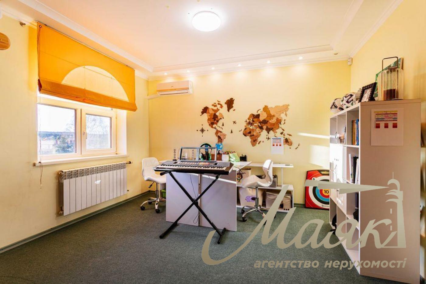 Продажа просторного дома 330м2 с бассейном, 12 соток, рядом озеро и лес в с. Романков.