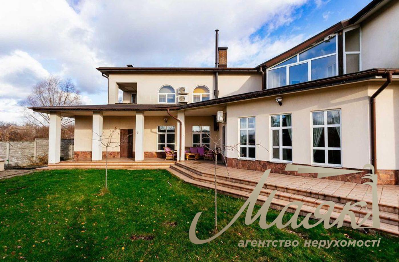 Продажа просторного дома 330м2 с бассейном, 12 соток, рядом озеро и лес в с. Романков.