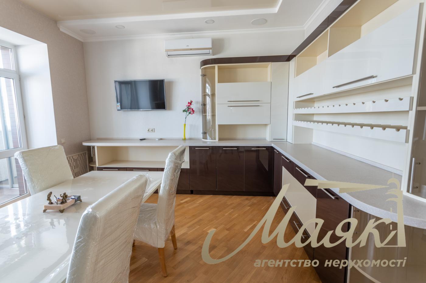 Продажа видового трехуровнего пентхауса 555м2, Ковпака 17, Нижний Печерск, метро Лыбедская