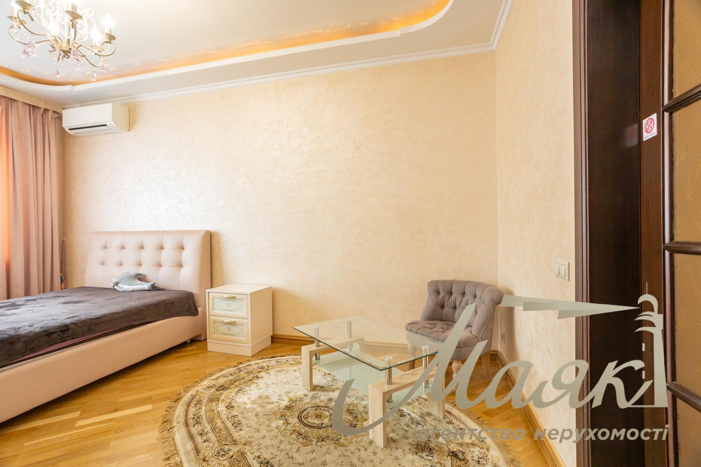For sale 3 bedroom apartment Obolon, apartment for sale near the subway