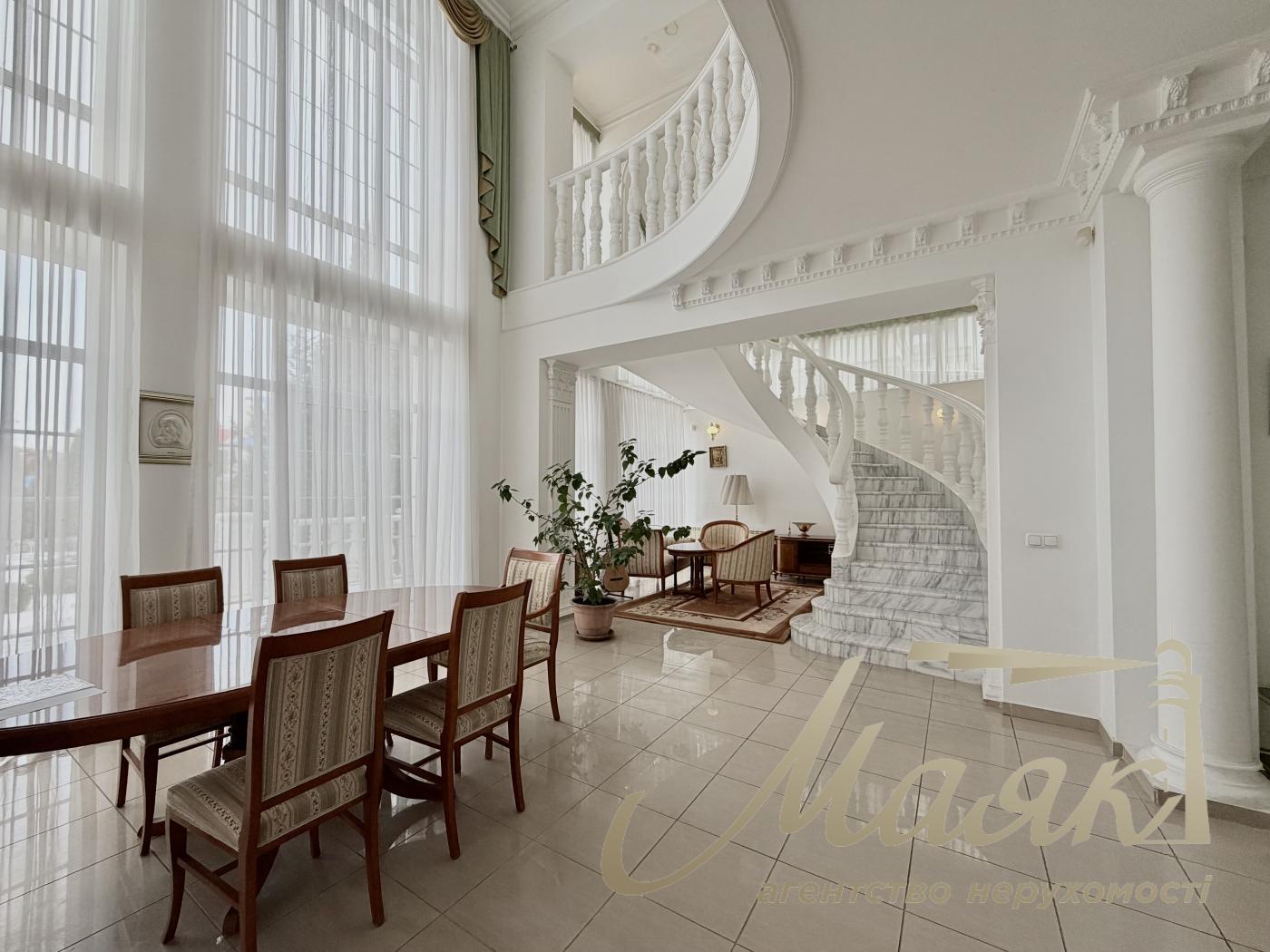 Rent 3-storey house 492,7m2, Lesniki