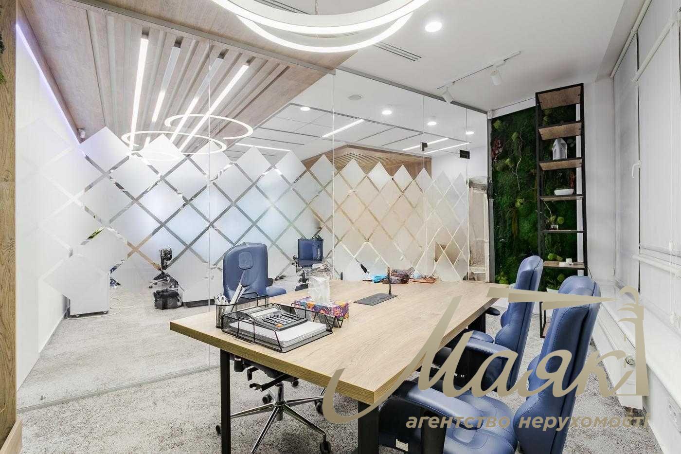 Office for rent 550 m2 in the center, metro station Arsenalna BC class A