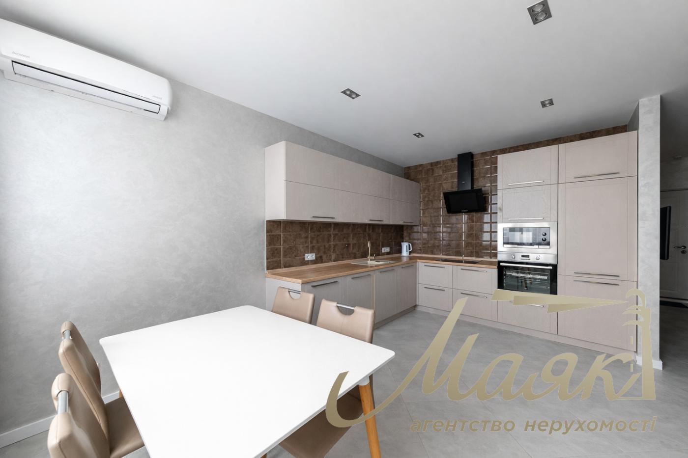 Rent 2-bedroom apartment in LCD str. Podvysotskogo, 4v, 50m², Pechersk, Kiev