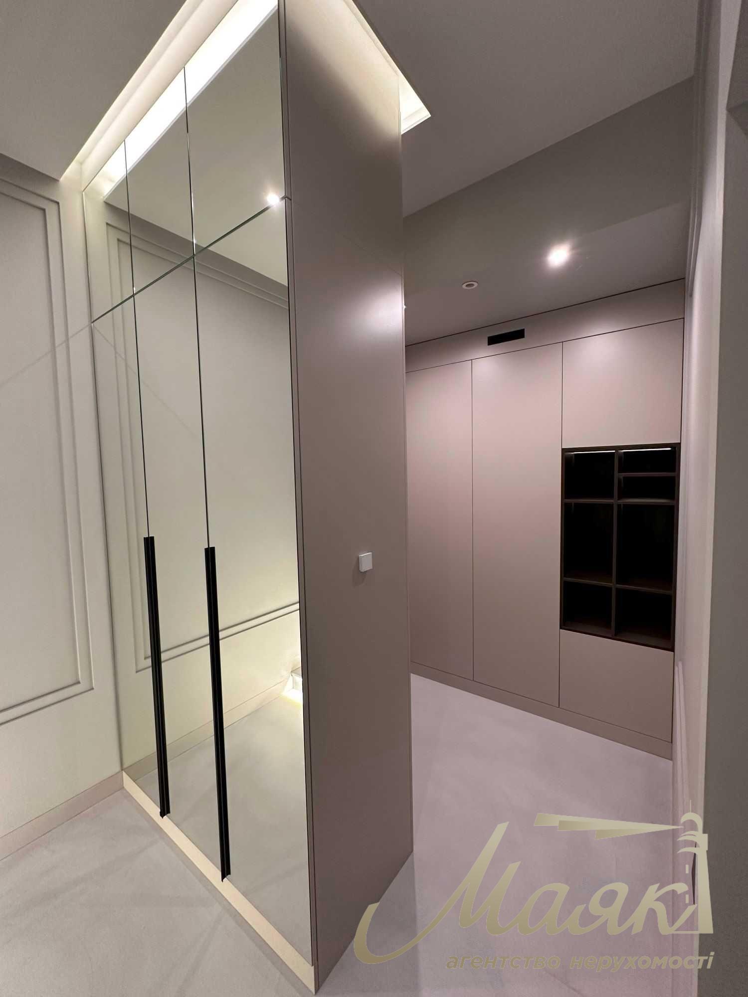 House for sale with designer renovation 356m2 in Ivankovichi