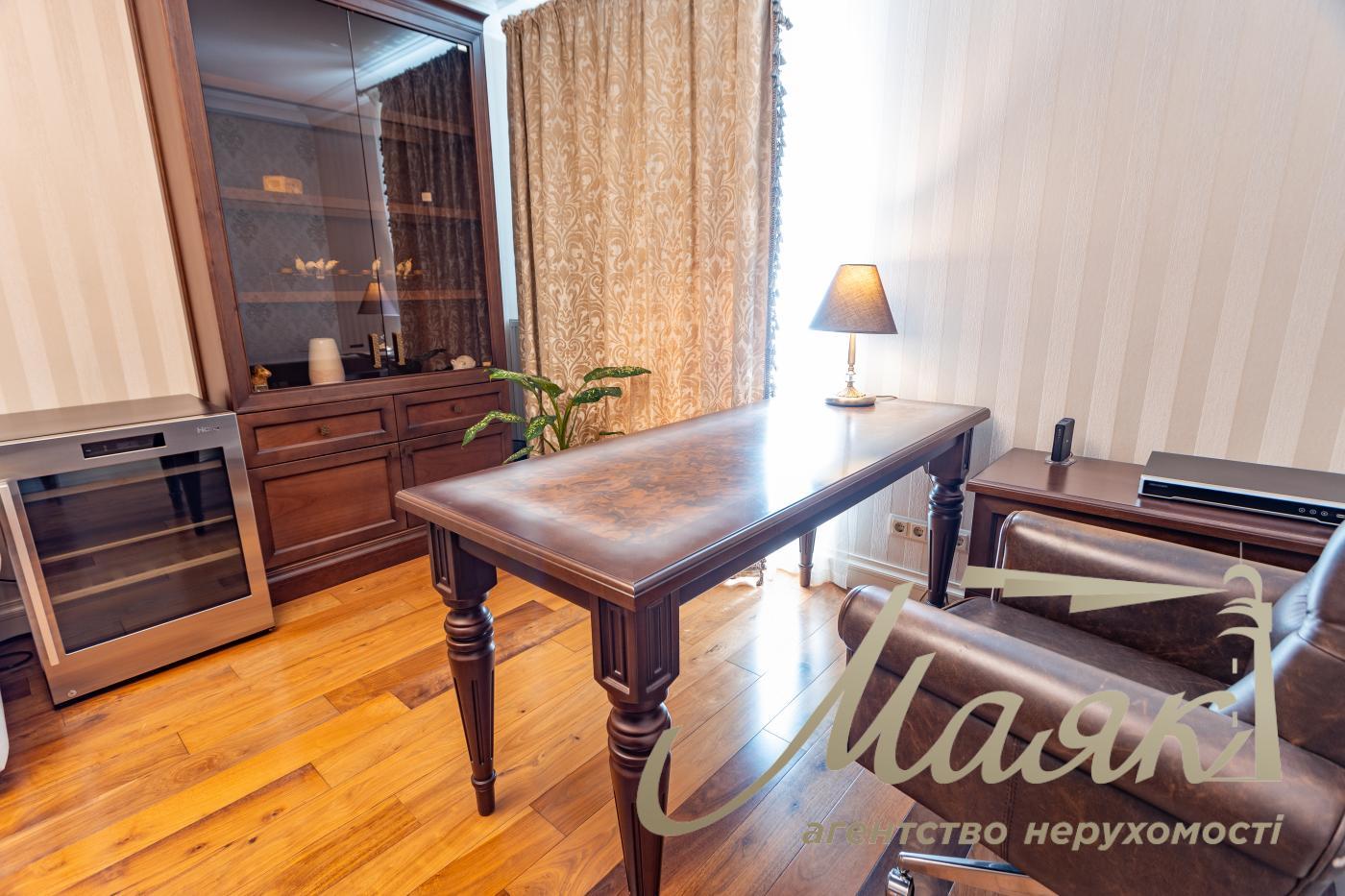 Sale 4k apartment with parking place in LCD Zverinetskyi, Pechersk, Kiev