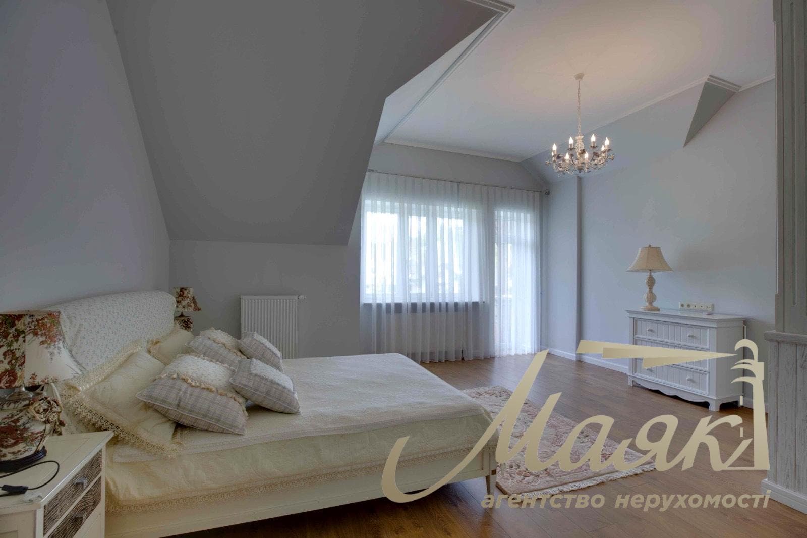 Продаж преміального домоволодіння в Лісниках, 770 м², 30 соток, Обухівський напрямок, Києво Святошинський район вул. Виноградна