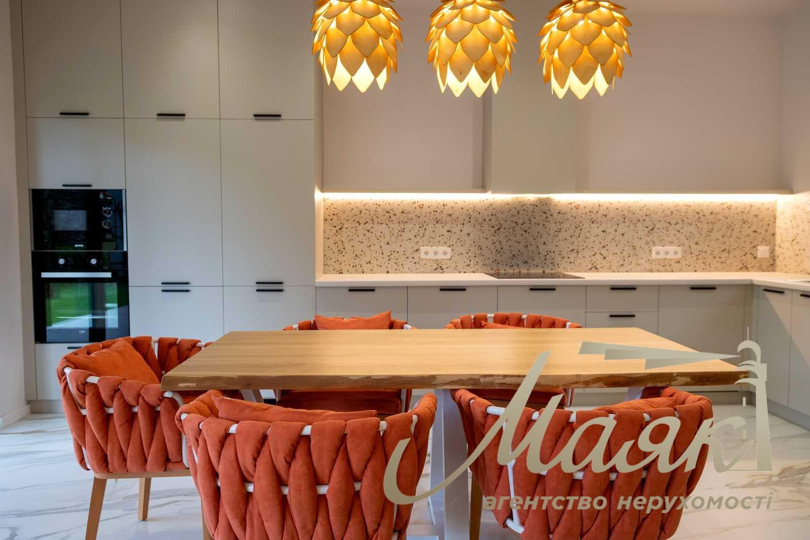 Продаж будинку площею 330 м² у житловому комплексі Riviera Village, с. Лебедівка, Вишгородський район, Київська область.