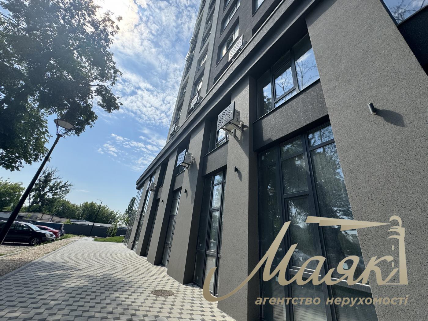 Rent of façade premises of 388 m² in the residential complex "Suchasny Kvartal", Otradny, Solomyansky district.