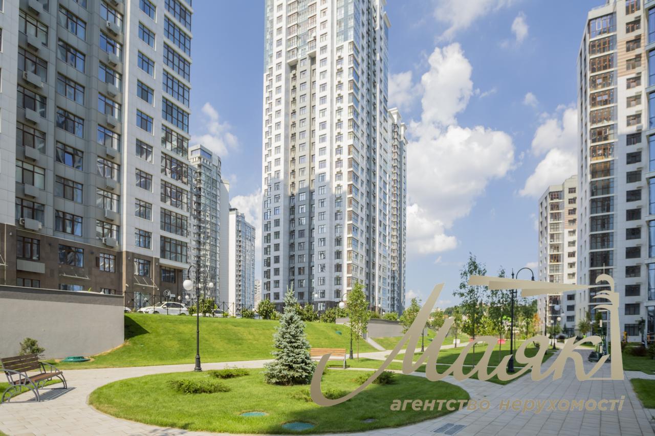 Sale of a five-room apartment in the residential complex Novopecherskie Lipki, Dragomirova st.