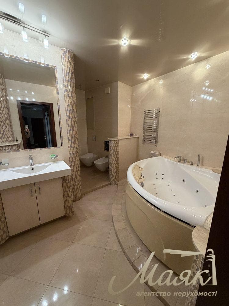 3-room apartment (130 m²) for rent at 68 Holosiivskyi Ave.