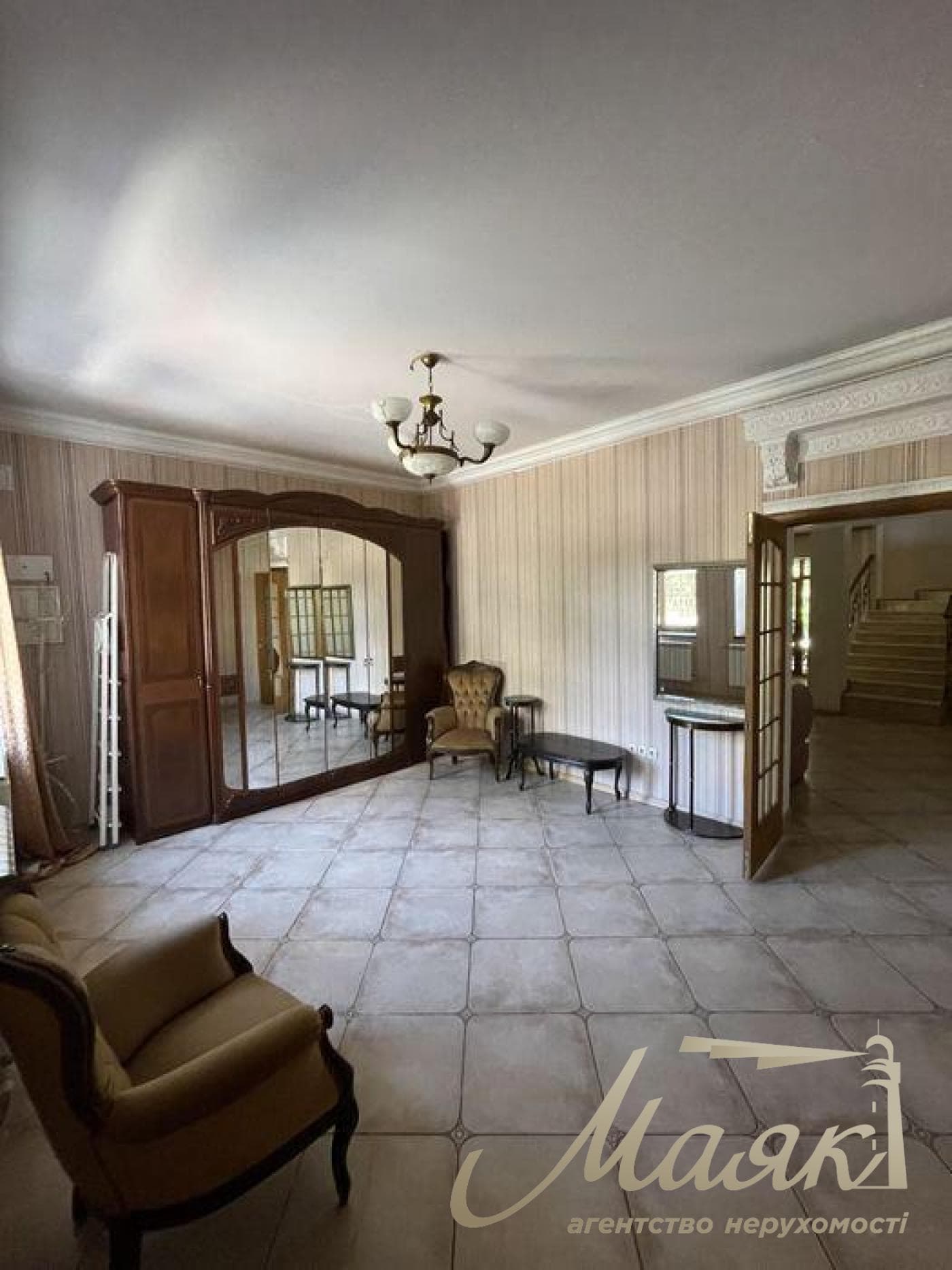 Оренда 3-поверхового будинку (250 м²) у Лесниках