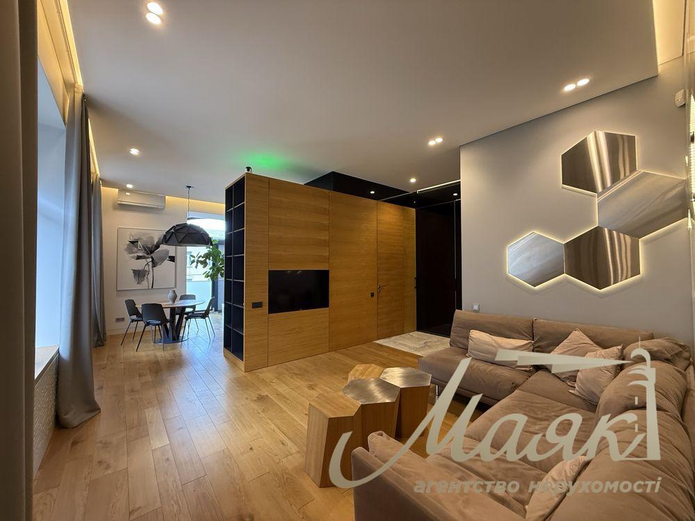 For sale premium apartment 75m2 in the very center of Kiev - Lutheranskaya Street, 7/10 (next to the Arch and Khreshchatyk).