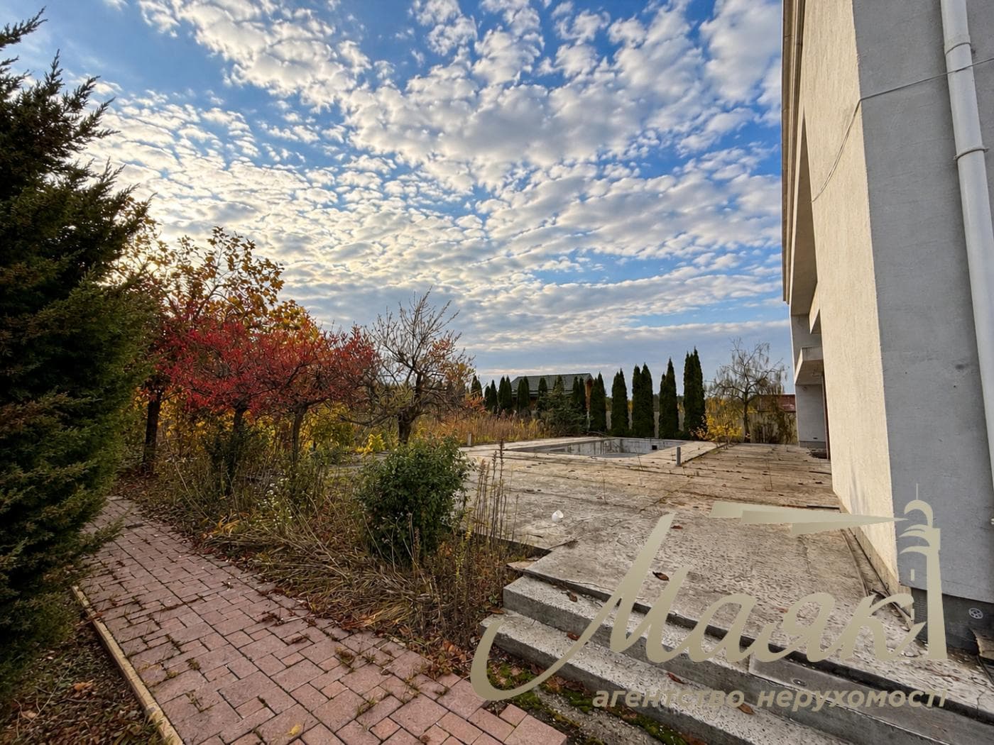 3-story house for sale, 325 m², village of Plyuty
