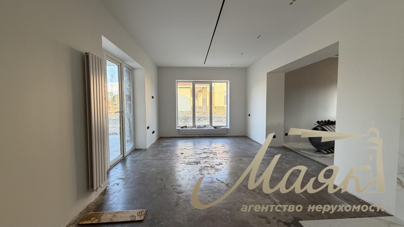 Продаж будинку 326м2 у закритому КМ в Іванковичах