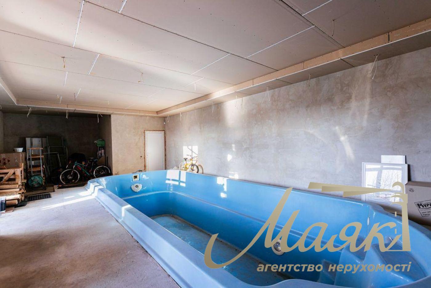 Продажа просторного дома 330м2 с бассейном, 12 соток, рядом озеро и лес в с. Романков.