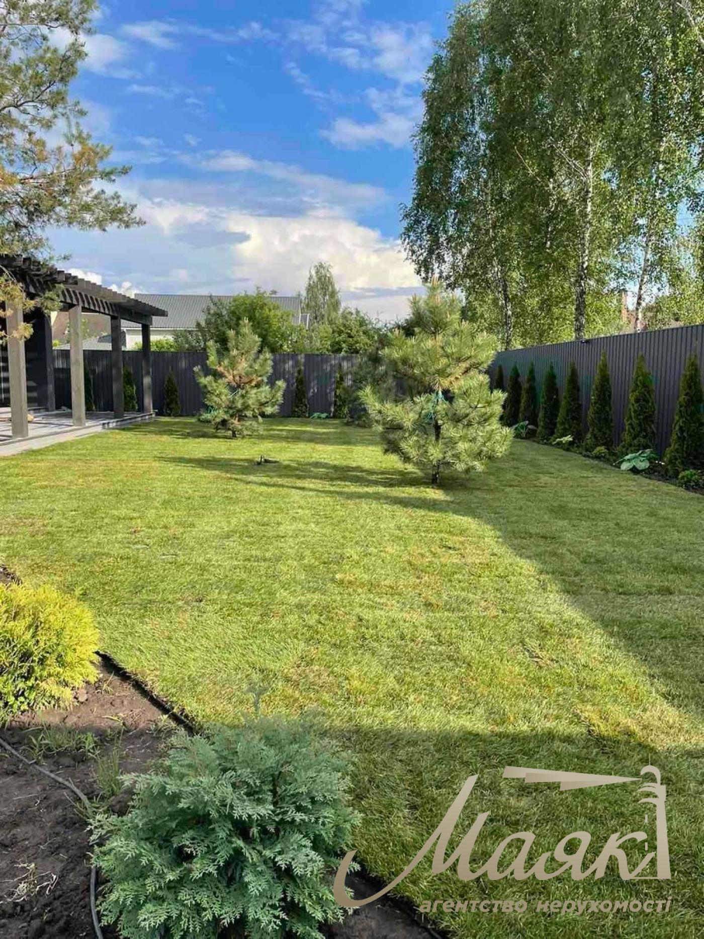 We offer for sale an elite one-storey house with exquisite designer repair, located in the cottage town KDT "Chernobylets" (Lake Mininka)