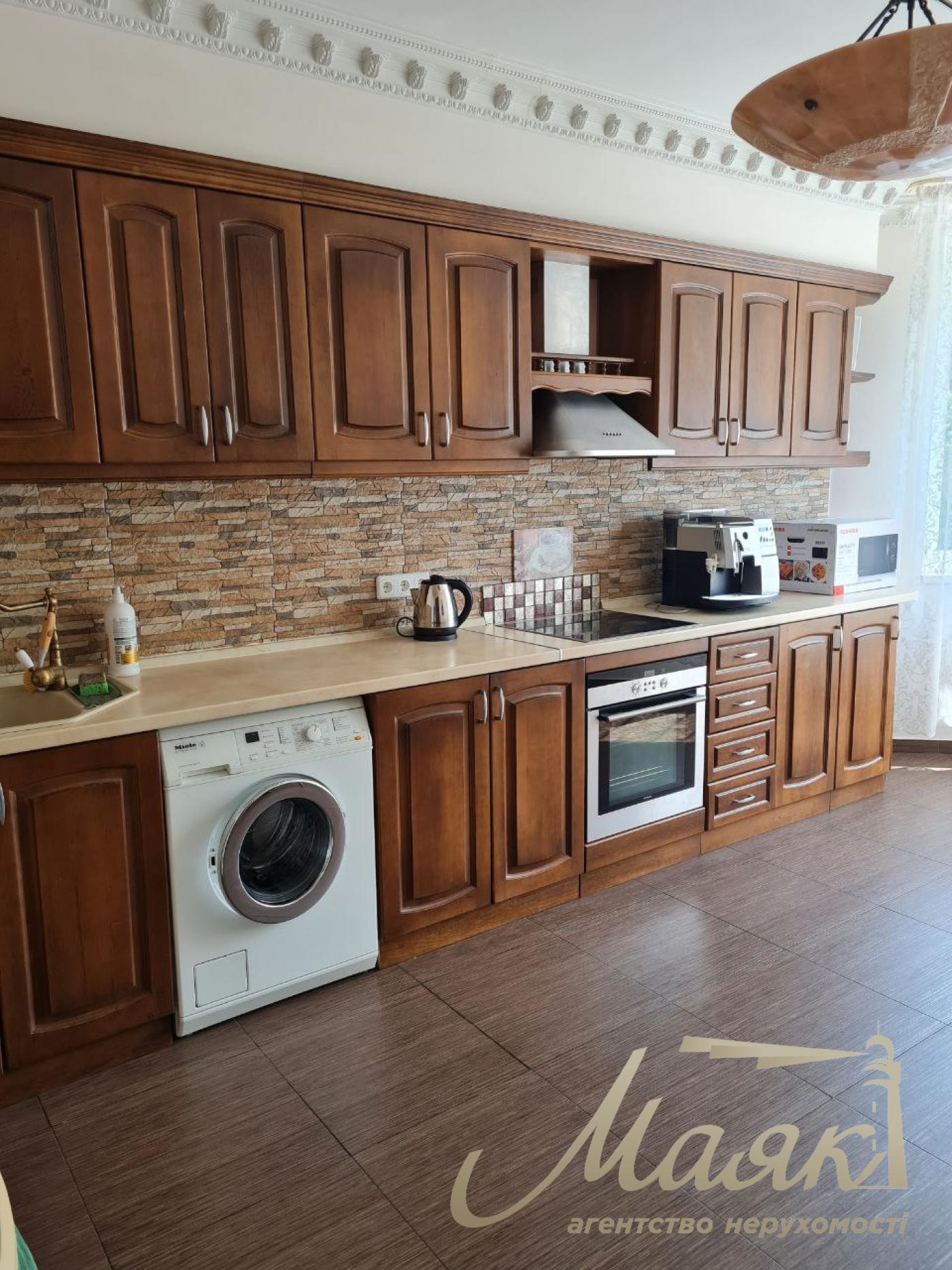 Rent 3-room apartment (140 sq. m.) Demievka, Saperno-Slobodskaya st. 22