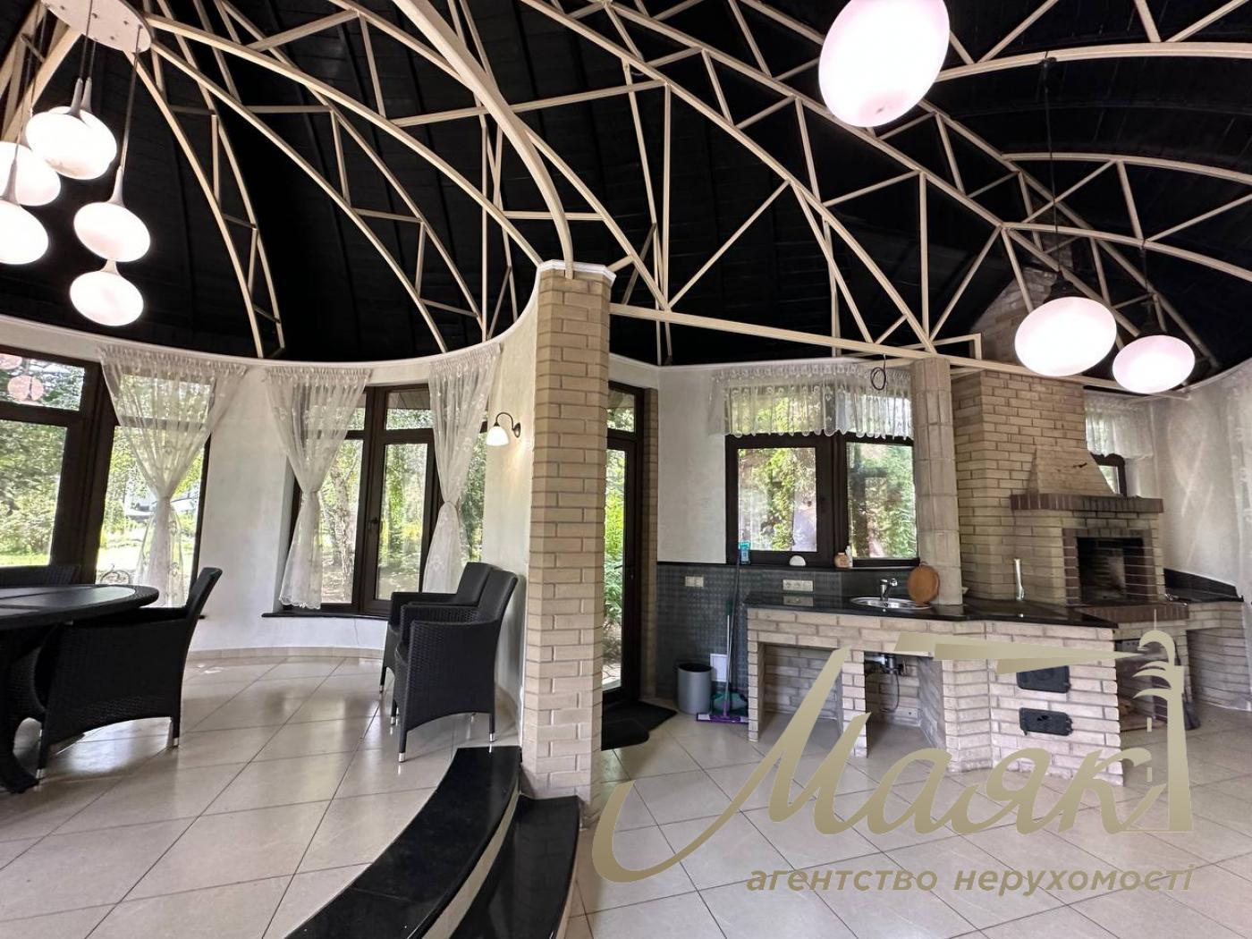 Оренда резиденції з двох будинків на 60 сотках землі в Хуторі Мриги, Голосіївський район, Київ.