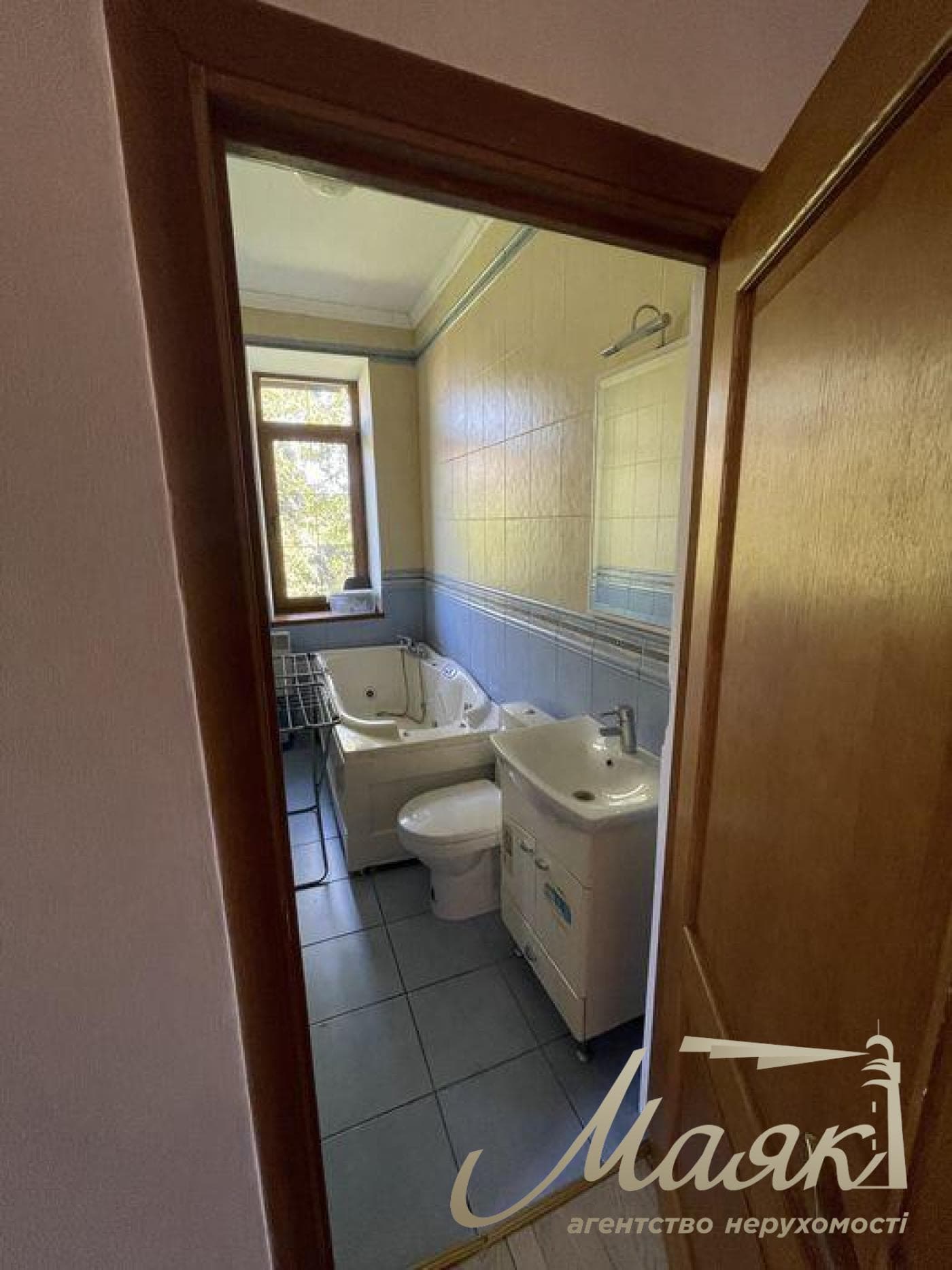 Оренда 3-поверхового будинку (250 м²) у Лесниках