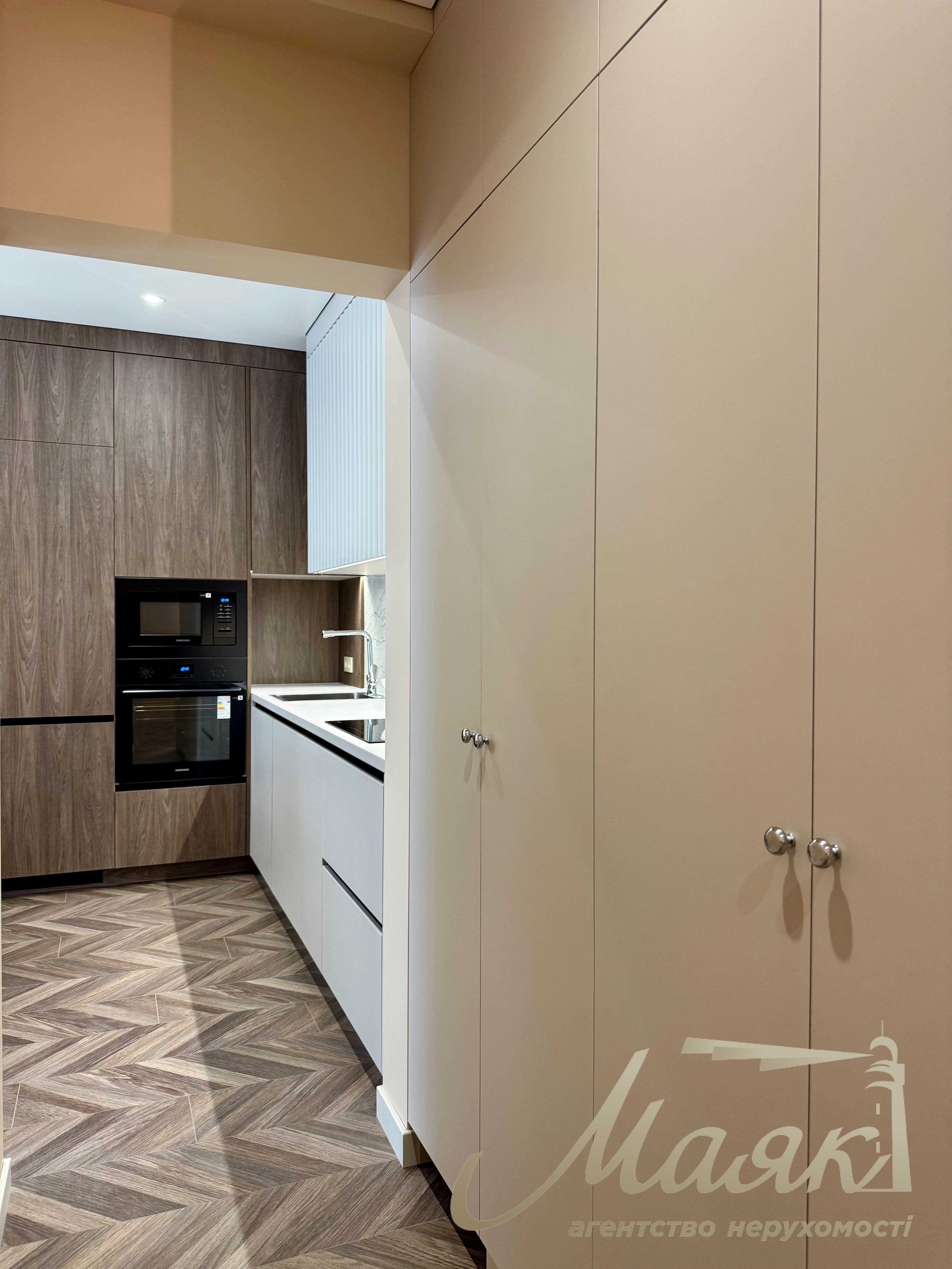 Modern 3-room apartment with designer renovations for sale in the “New England” residential complex, Holosiivskyi District