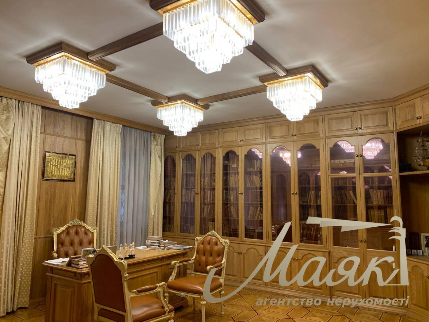 Продажа дома 800кв.м возле  Площади Шевченка