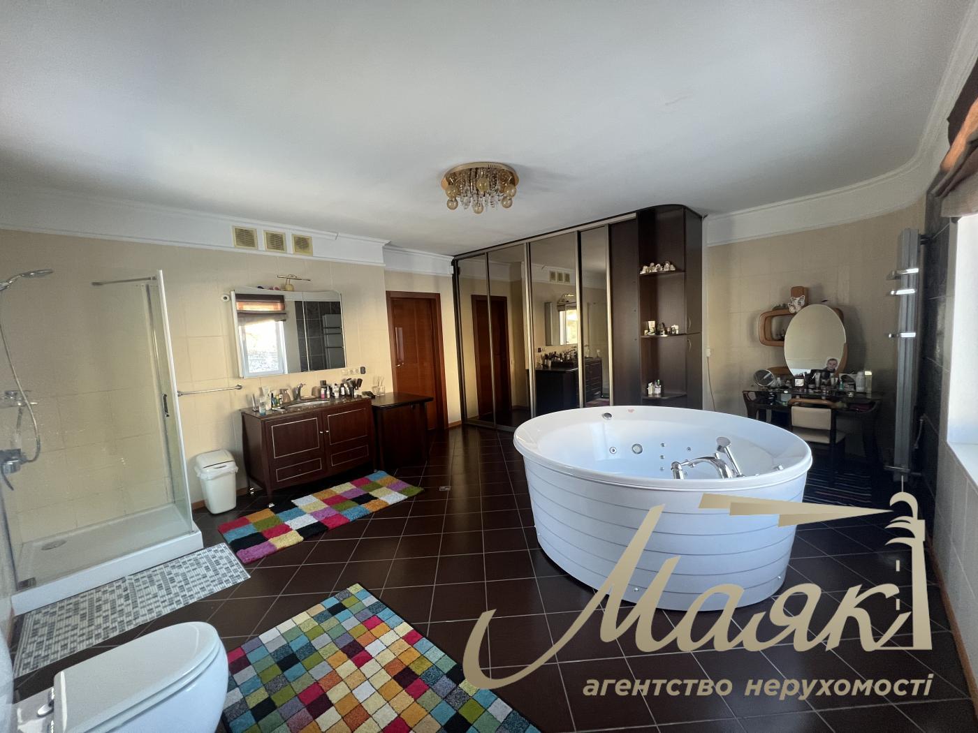 Rent of a 3-storey house 460m2, Goloseevsky district, Myshelovka.