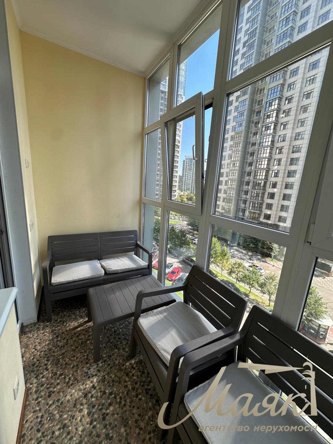 Rent a three-bedroom apartment in the Novopecherskie Lipki residential complex, Verkholyad