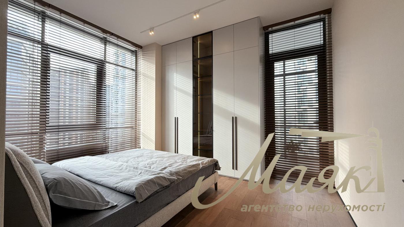 For sale 3-room apartment Residential Complex Novopecherskie Lipki, Dragomirova str.