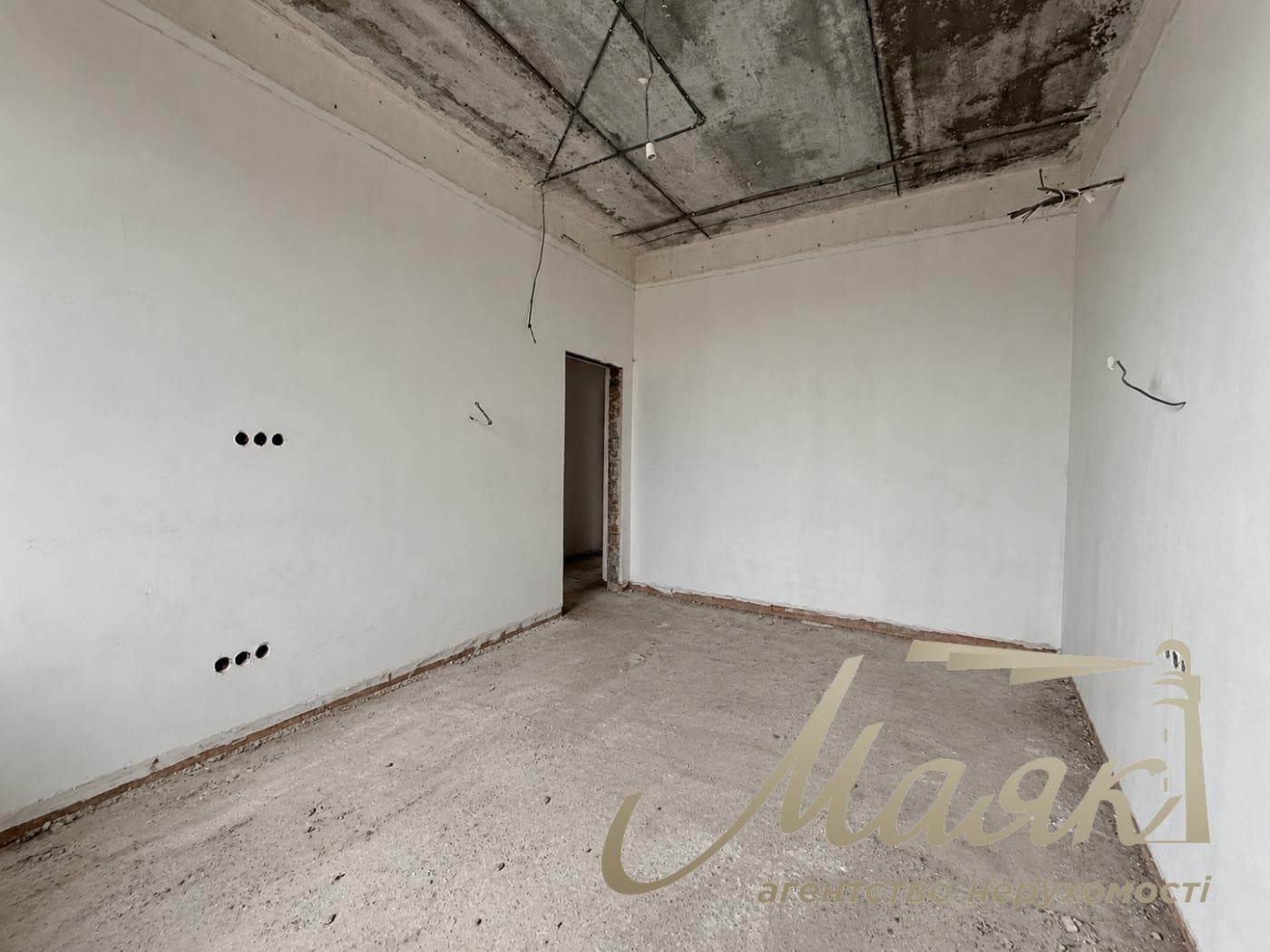 3-story house for sale, 325 m², village of Plyuty