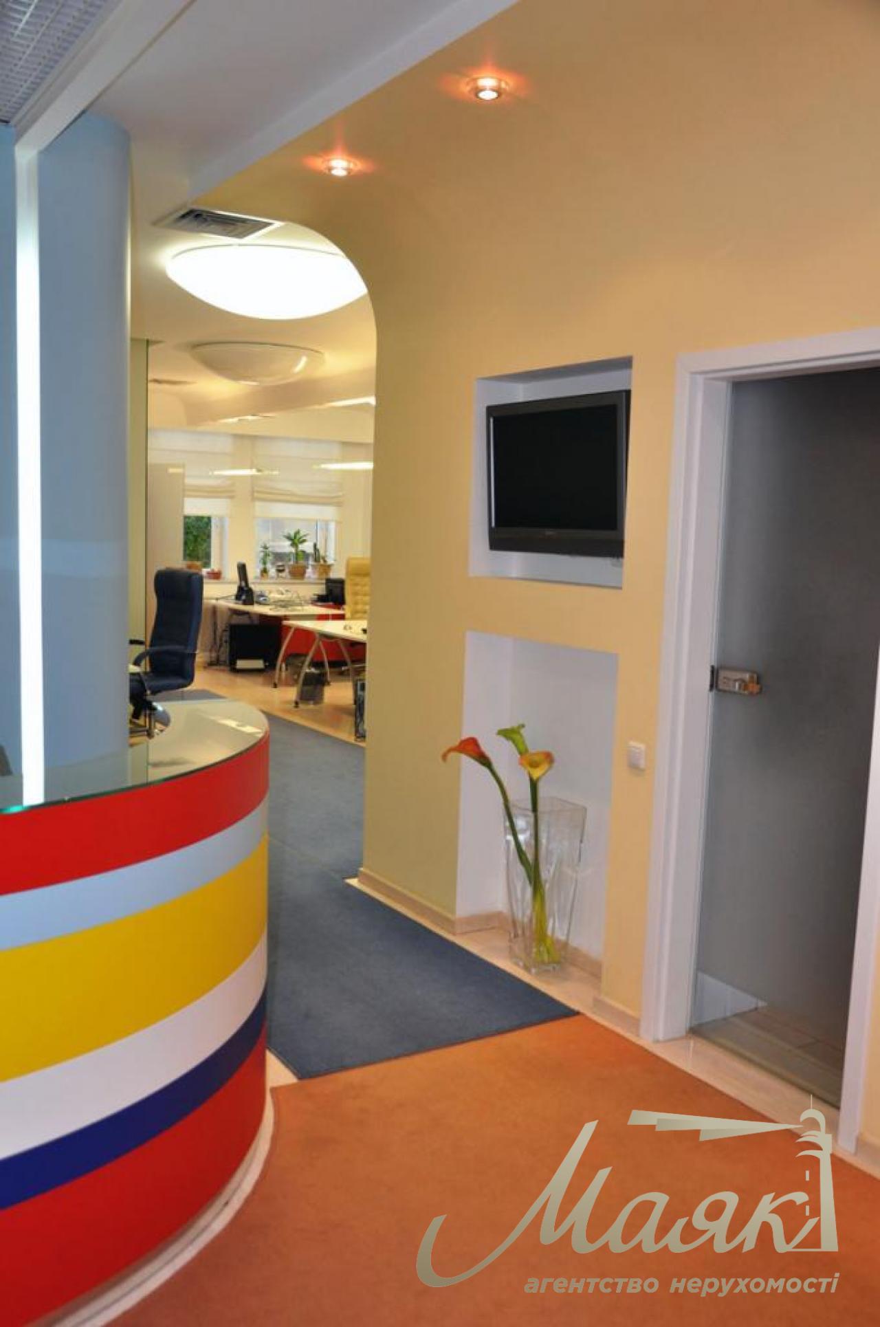 For sale is a respectable office of 178 sq.m. near Mariinsky Park on Grushevskogo Street 9A!