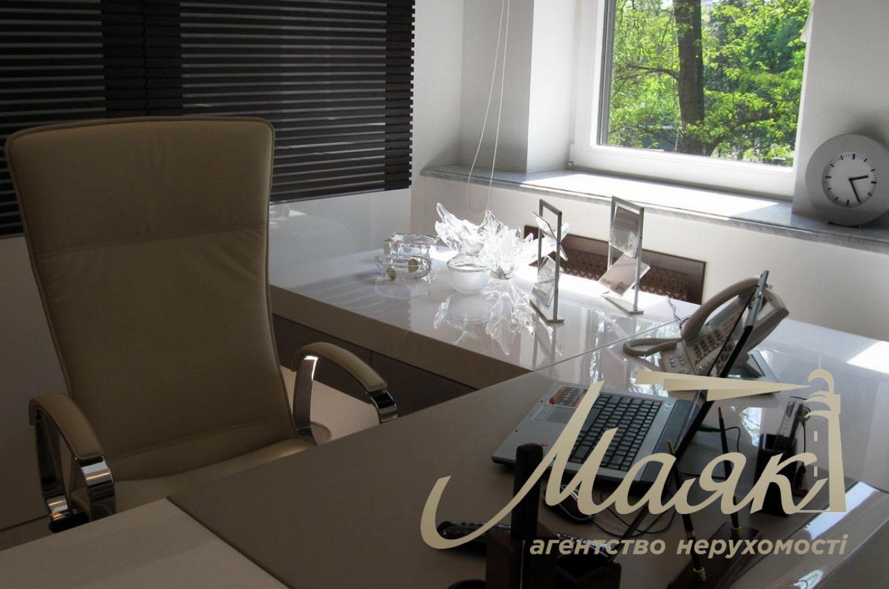 For sale is a respectable office of 178 sq.m. near Mariinsky Park on Grushevskogo Street 9A!