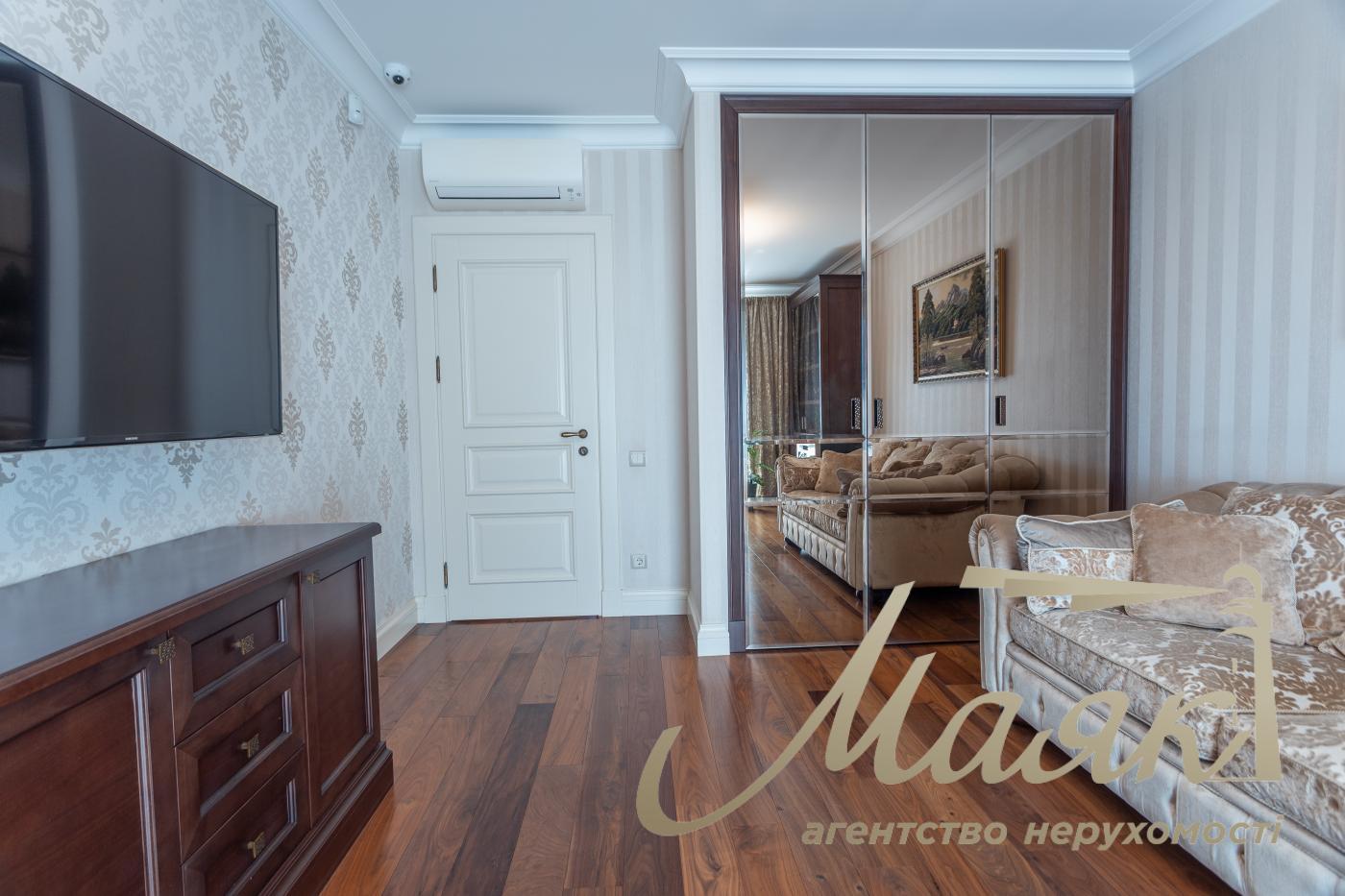 Sale 4k apartment with parking place in LCD Zverinetskyi, Pechersk, Kiev