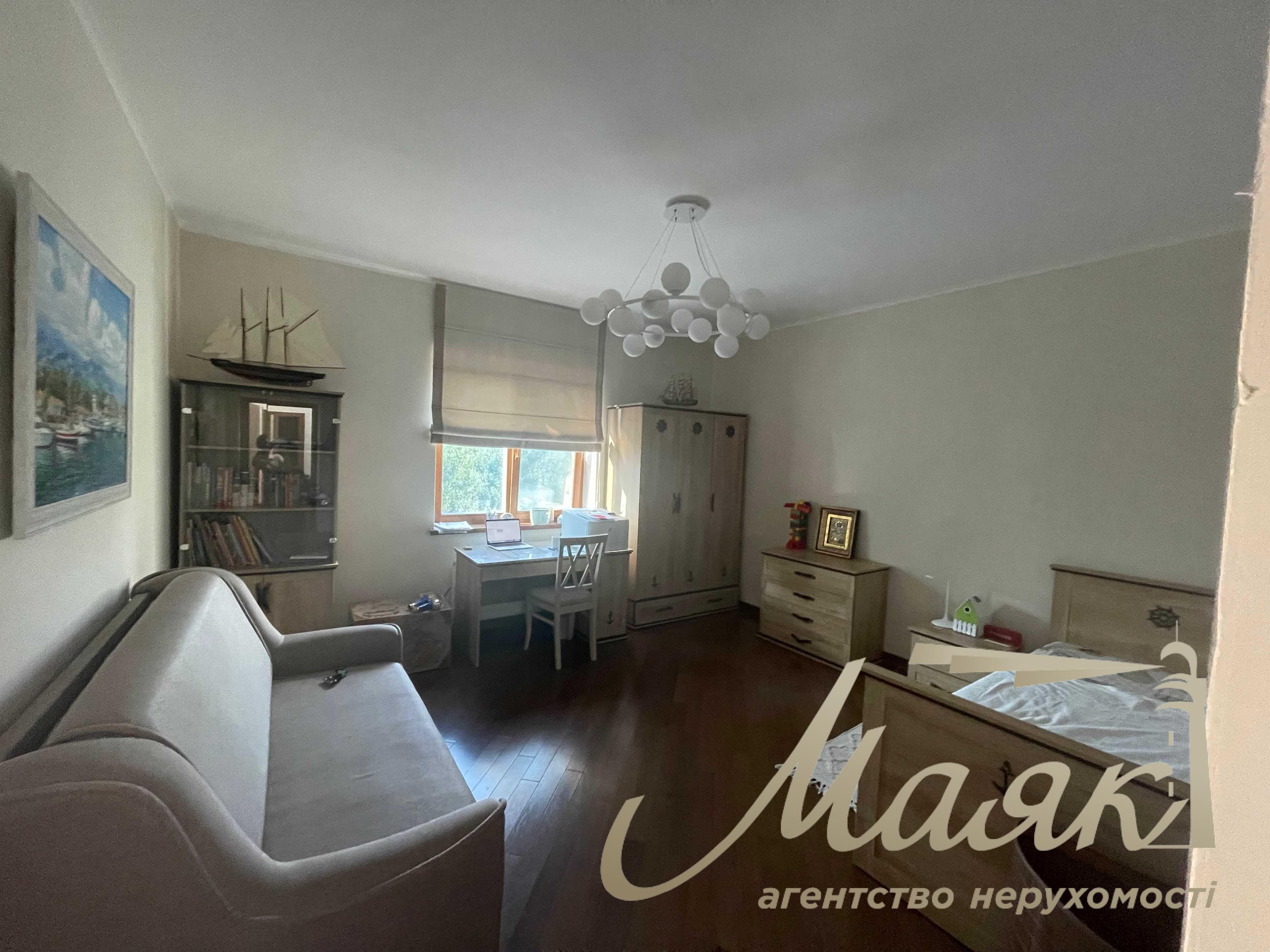 Оренда 3-поверхового котеджу (650 м²) з виходом до води, пляжем та басейном на 20 сотках