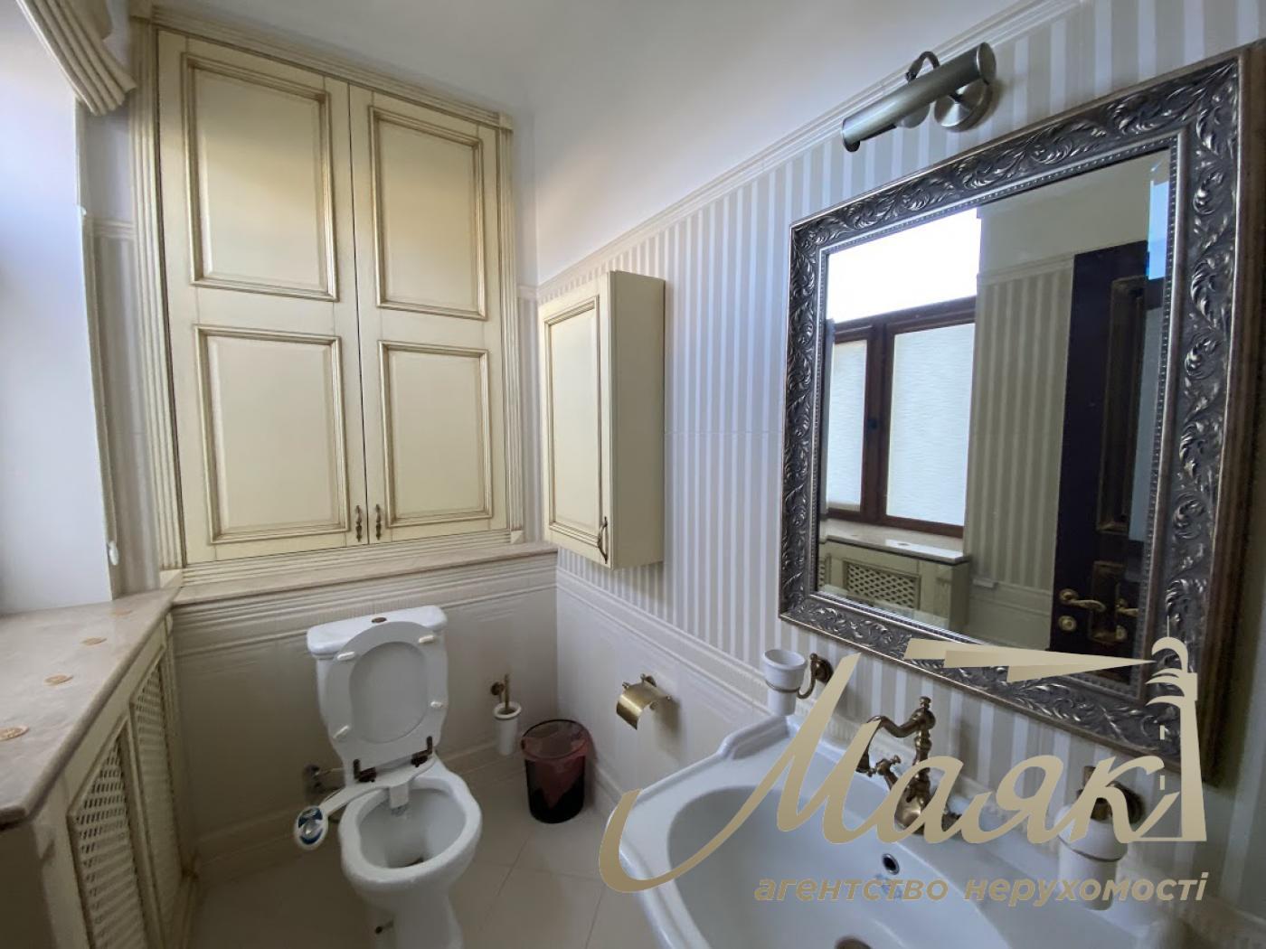 Sale of office 264 m2 in the center of Kyiv, Trehsvyatitelskaya street