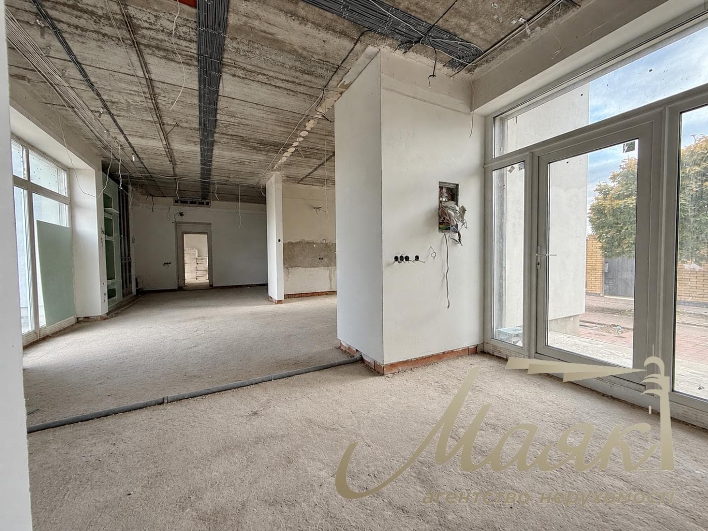 3-story house for sale, 325 m², village of Plyuty
