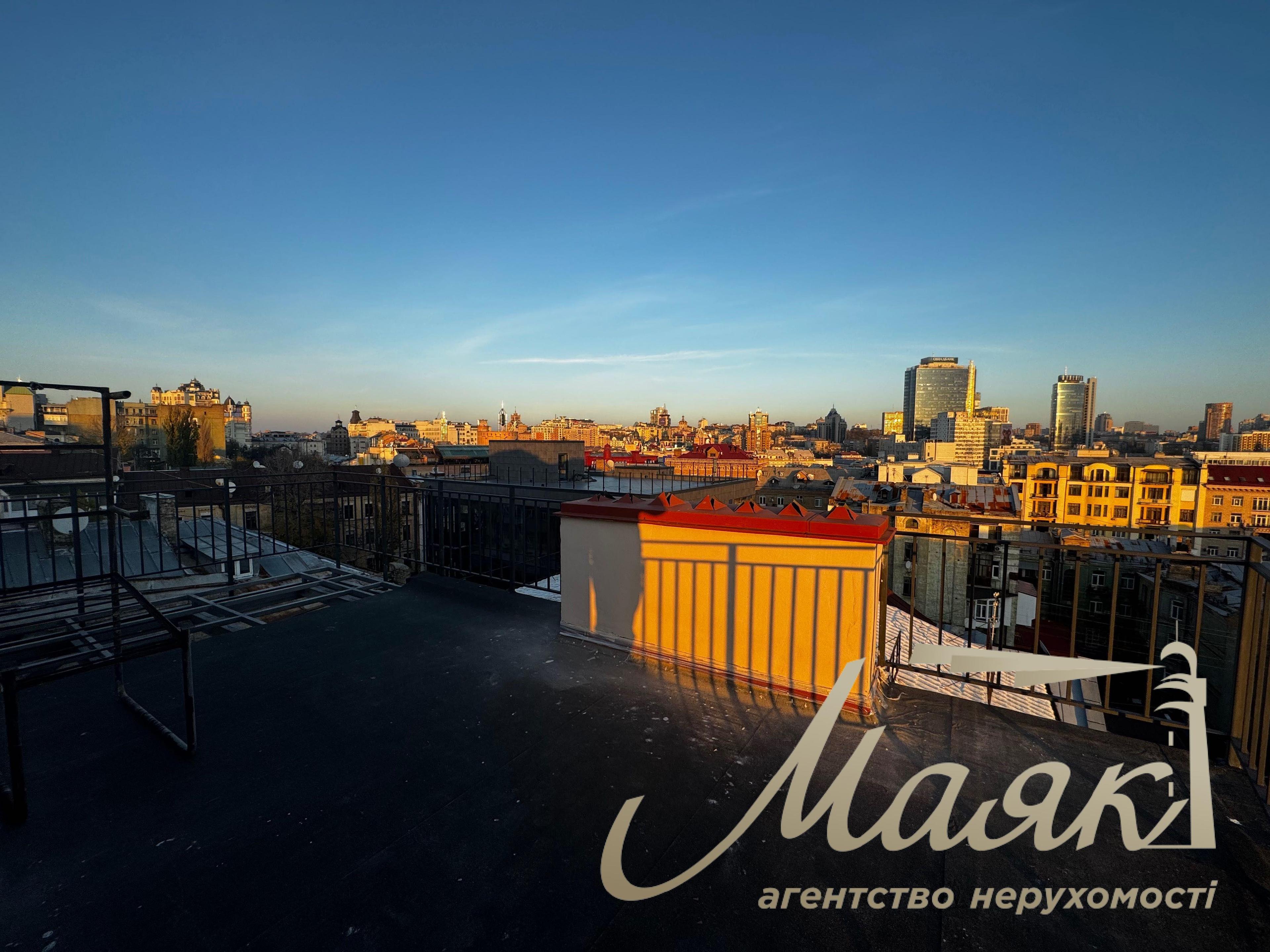 For sale penthouse with a terrace and a panorama of the center of Kiev, address: Antonovycha street 3A, area: 184 m² Pecherskiy district.