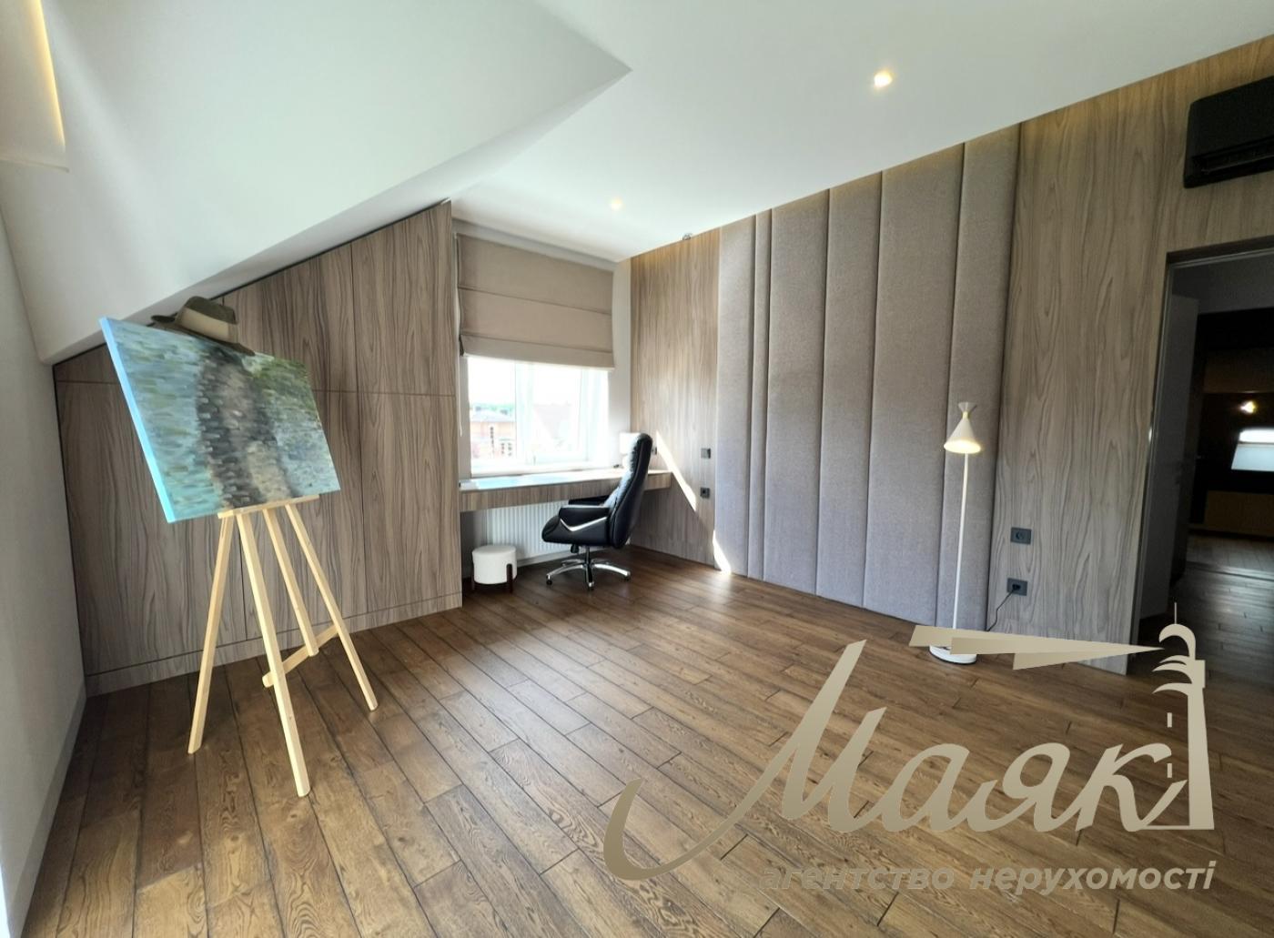 House for sale with designer renovation 356m2 in Ivankovichi