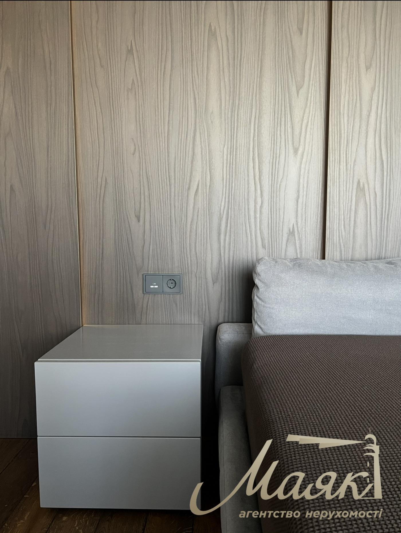 House for sale with designer renovation 356m2 in Ivankovichi