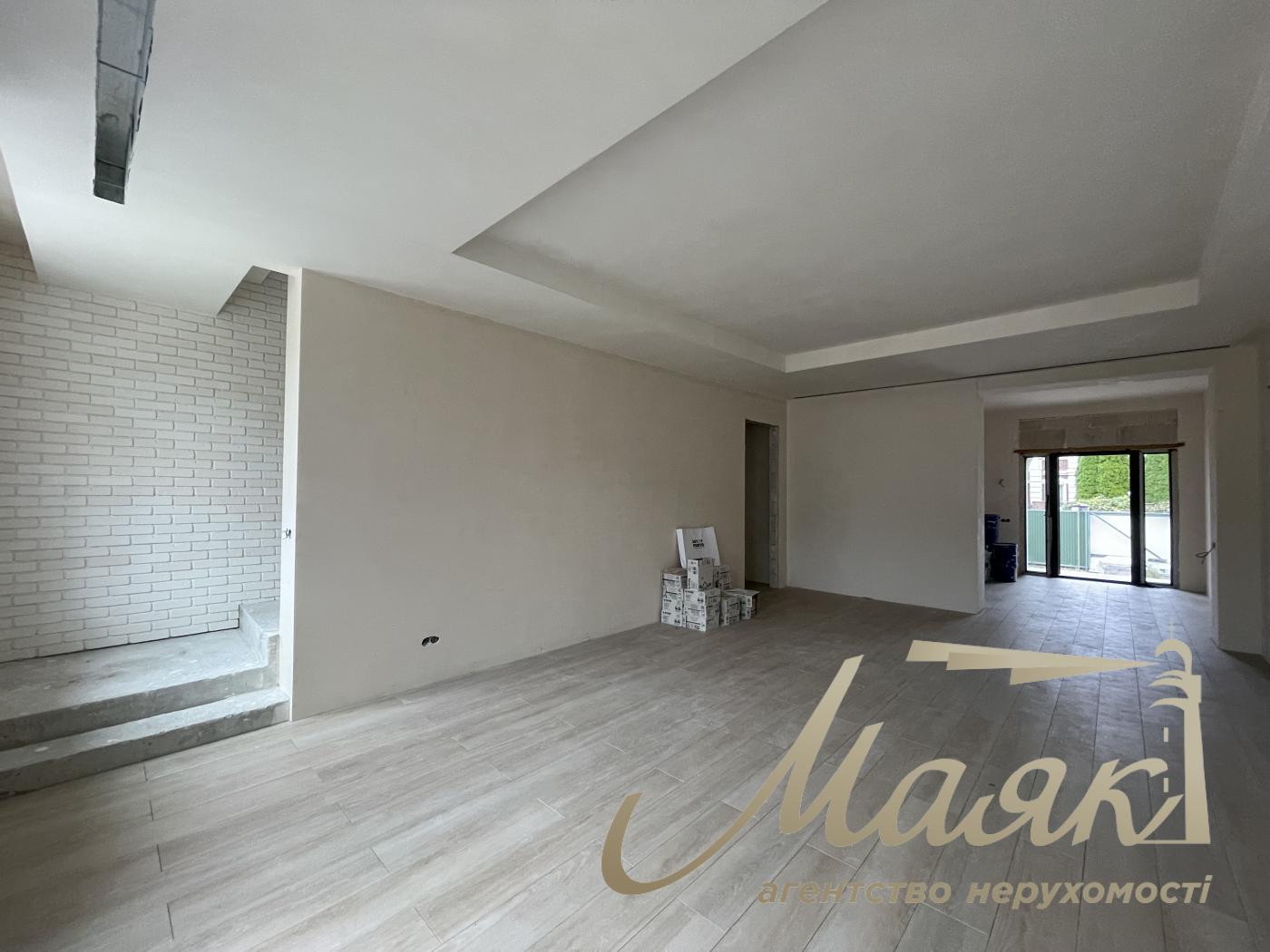 Продаж будинку з гаражем 365м2, ділянка 15 соток у КМ "ОБРІЙ - К" вул. Центральна, у с. Козин,