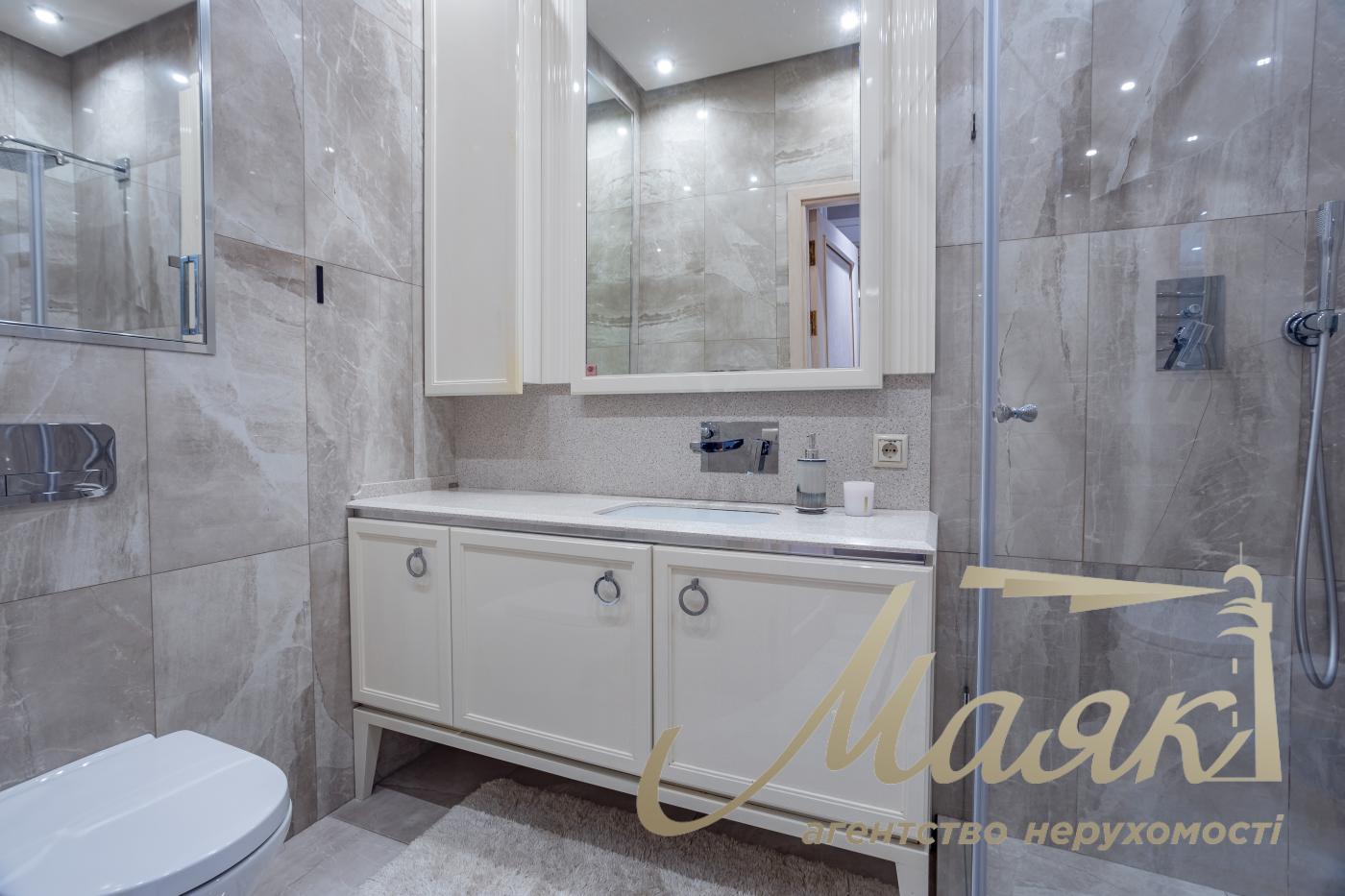 Rent 3-bedroom apartment LCD Novopecherskie Lipki, Verkhoglyada street (Dragomirov)