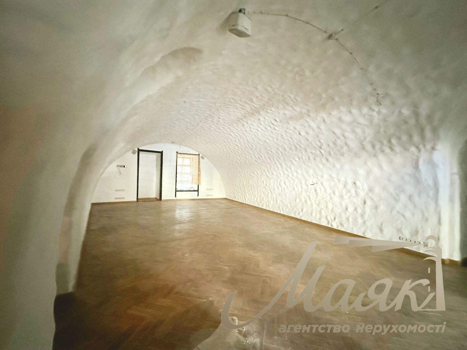 Rent of facade commercial premises m.Pecherskaya 200-600m2