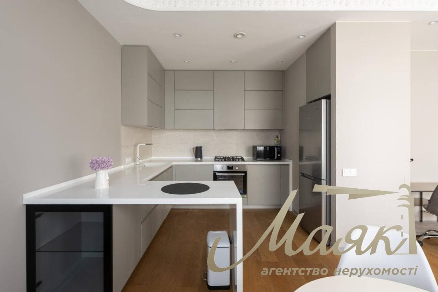 Rent a modern 60-square-meter apartment in the very heart of Kyiv, at 14 Ivana Mazepa Street, Pecherskyi District, downtown Kyiv.